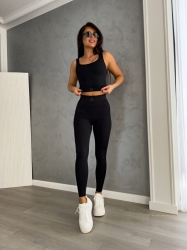BY ME Legginsy GYM – czarne - Legginsy Gym z bardzo ciągliwego materiału, logowany pas.

Skład: 95% wiskoza, 5% elastan

TOP ZE ZDJĘĆ RÓWNIEŻ DOSTĘPNY W NASZEJ OFERCIE