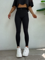BY ME Legginsy GYM – czarne - Legginsy Gym z bardzo ciągliwego materiału, logowany pas.

Skład: 95% wiskoza, 5% elastan

TOP ZE ZDJĘĆ RÓWNIEŻ DOSTĘPNY W NASZEJ OFERCIE