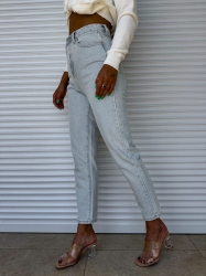 BY ME Jeansy MOM FIT – jeansowe RED - Jeansy Mom fit sprawdzą się do wielu stylizacji. Zapinane na guzik. Posiadają szlufki oraz kieszenie z przodu i z tyłu.