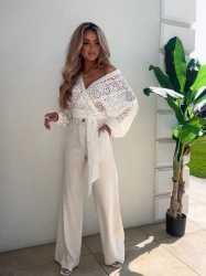 BY ME Kimono AŻUROWE romby – ecru - Ażurowe kimono to stylowy i lekki element garderoby, który łączy w sobie elegancję z komfortem. Wykonane z przewiewnego materiału, posiada subtelną ażurową strukturę, która nadaje mu unikalnego charakteru. Kimono jest przewiązywane, co pozwala na dopasowanie go do sylwetki oraz dodaje mu swobody w stylizacji. Można go nosić zarówno z przodu, jak i z tyłu, co daje szerokie możliwości noszenia i dostosowania do różnych stylizacji. Długi rękaw zakończony gumką sprawia, że kimono jest wygodne i dobrze trzyma się na ramionach, dodając całości eleganckiego wyglądu. Idealne do noszenia na co dzień lub na bardziej formalne okazje.

Skład: 100% bawełna

SPODNIE ZE ZDJĘĆ RÓWNIEŻ DOSTĘPNE W NASZEJ OFERCIE