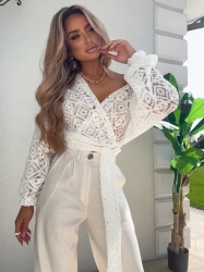 BY ME Kimono AŻUROWE romby – ecru - Ażurowe kimono to stylowy i lekki element garderoby, który łączy w sobie elegancję z komfortem. Wykonane z przewiewnego materiału, posiada subtelną ażurową strukturę, która nadaje mu unikalnego charakteru. Kimono jest przewiązywane, co pozwala na dopasowanie go do sylwetki oraz dodaje mu swobody w stylizacji. Można go nosić zarówno z przodu, jak i z tyłu, co daje szerokie możliwości noszenia i dostosowania do różnych stylizacji. Długi rękaw zakończony gumką sprawia, że kimono jest wygodne i dobrze trzyma się na ramionach, dodając całości eleganckiego wyglądu. Idealne do noszenia na co dzień lub na bardziej formalne okazje.

Skład: 100% bawełna

SPODNIE ZE ZDJĘĆ RÓWNIEŻ DOSTĘPNE W NASZEJ OFERCIE