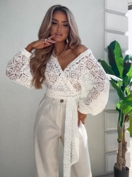 BY ME Kimono AŻUROWE romby – ecru - Ażurowe kimono to stylowy i lekki element garderoby, który łączy w sobie elegancję z komfortem. Wykonane z przewiewnego materiału, posiada subtelną ażurową strukturę, która nadaje mu unikalnego charakteru. Kimono jest przewiązywane, co pozwala na dopasowanie go do sylwetki oraz dodaje mu swobody w stylizacji. Można go nosić zarówno z przodu, jak i z tyłu, co daje szerokie możliwości noszenia i dostosowania do różnych stylizacji. Długi rękaw zakończony gumką sprawia, że kimono jest wygodne i dobrze trzyma się na ramionach, dodając całości eleganckiego wyglądu. Idealne do noszenia na co dzień lub na bardziej formalne okazje.

Skład: 100% bawełna

SPODNIE ZE ZDJĘĆ RÓWNIEŻ DOSTĘPNE W NASZEJ OFERCIE