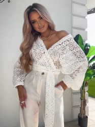 BY ME Kimono AŻUROWE romby – ecru - Ażurowe kimono to stylowy i lekki element garderoby, który łączy w sobie elegancję z komfortem. Wykonane z przewiewnego materiału, posiada subtelną ażurową strukturę, która nadaje mu unikalnego charakteru. Kimono jest przewiązywane, co pozwala na dopasowanie go do sylwetki oraz dodaje mu swobody w stylizacji. Można go nosić zarówno z przodu, jak i z tyłu, co daje szerokie możliwości noszenia i dostosowania do różnych stylizacji. Długi rękaw zakończony gumką sprawia, że kimono jest wygodne i dobrze trzyma się na ramionach, dodając całości eleganckiego wyglądu. Idealne do noszenia na co dzień lub na bardziej formalne okazje.

Skład: 100% bawełna

SPODNIE ZE ZDJĘĆ RÓWNIEŻ DOSTĘPNE W NASZEJ OFERCIE