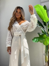 BY ME Kimono AŻUROWE romby – ecru - Ażurowe kimono to stylowy i lekki element garderoby, który łączy w sobie elegancję z komfortem. Wykonane z przewiewnego materiału, posiada subtelną ażurową strukturę, która nadaje mu unikalnego charakteru. Kimono jest przewiązywane, co pozwala na dopasowanie go do sylwetki oraz dodaje mu swobody w stylizacji. Można go nosić zarówno z przodu, jak i z tyłu, co daje szerokie możliwości noszenia i dostosowania do różnych stylizacji. Długi rękaw zakończony gumką sprawia, że kimono jest wygodne i dobrze trzyma się na ramionach, dodając całości eleganckiego wyglądu. Idealne do noszenia na co dzień lub na bardziej formalne okazje.

Skład: 100% bawełna

SPODNIE ZE ZDJĘĆ RÓWNIEŻ DOSTĘPNE W NASZEJ OFERCIE