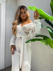 BY ME Kimono AŻUROWE romby – ecru - Ażurowe kimono to stylowy i lekki element garderoby, który łączy w sobie elegancję z komfortem. Wykonane z przewiewnego materiału, posiada subtelną ażurową strukturę, która nadaje mu unikalnego charakteru. Kimono jest przewiązywane, co pozwala na dopasowanie go do sylwetki oraz dodaje mu swobody w stylizacji. Można go nosić zarówno z przodu, jak i z tyłu, co daje szerokie możliwości noszenia i dostosowania do różnych stylizacji. Długi rękaw zakończony gumką sprawia, że kimono jest wygodne i dobrze trzyma się na ramionach, dodając całości eleganckiego wyglądu. Idealne do noszenia na co dzień lub na bardziej formalne okazje.

Skład: 100% bawełna

SPODNIE ZE ZDJĘĆ RÓWNIEŻ DOSTĘPNE W NASZEJ OFERCIE
