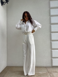 BY ME Koszula OVER SPRING POCKET – ecru - Koszula Over charakteryzuje się luźnym krojem oraz zapięciem regulowanym na guziczki oaz efektowną kieszenią z jednej strony.

Skład: 100% bawełna