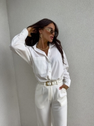 BY ME Koszula OVER SPRING POCKET – ecru - Koszula Over charakteryzuje się luźnym krojem oraz zapięciem regulowanym na guziczki oaz efektowną kieszenią z jednej strony.

Skład: 100% bawełna