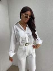 BY ME Koszula OVER SPRING POCKET – ecru - Koszula Over charakteryzuje się luźnym krojem oraz zapięciem regulowanym na guziczki oaz efektowną kieszenią z jednej strony.

Skład: 100% bawełna