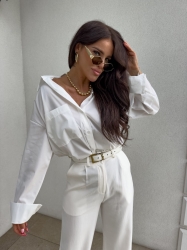 BY ME Koszula OVER SPRING POCKET – ecru - Koszula Over charakteryzuje się luźnym krojem oraz zapięciem regulowanym na guziczki oaz efektowną kieszenią z jednej strony.

Skład: 100% bawełna