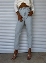 BY ME Jeansy MOM FIT – jeansowe RED - Jeansy Mom fit sprawdzą się do wielu stylizacji. Zapinane na guzik. Posiadają szlufki oraz kieszenie z przodu i z tyłu.