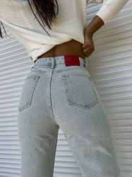 BY ME Jeansy MOM FIT – jeansowe RED - Jeansy Mom fit sprawdzą się do wielu stylizacji. Zapinane na guzik. Posiadają szlufki oraz kieszenie z przodu i z tyłu.