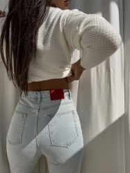 BY ME Jeansy MOM FIT – jeansowe RED - Jeansy Mom fit sprawdzą się do wielu stylizacji. Zapinane na guzik. Posiadają szlufki oraz kieszenie z przodu i z tyłu.