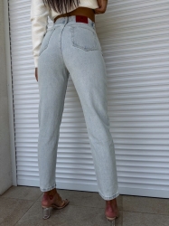BY ME Jeansy MOM FIT – jeansowe RED - Jeansy Mom fit sprawdzą się do wielu stylizacji. Zapinane na guzik. Posiadają szlufki oraz kieszenie z przodu i z tyłu.