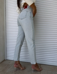 BY ME Jeansy MOM FIT – jeansowe RED - Jeansy Mom fit sprawdzą się do wielu stylizacji. Zapinane na guzik. Posiadają szlufki oraz kieszenie z przodu i z tyłu.