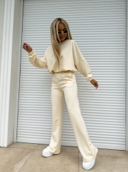 BY ME Komplet SYDNEY – kokosowy - Komplet Sydney składający się z bluzy i spodni.  Bluza o prostym, luźnym kroju, z długim rękawem zakończonym gumą. Szerokie spodnie z gumką w pasie

Skład: 100% bawełna