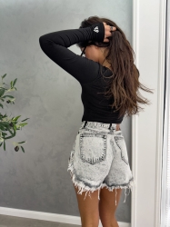 BY ME Szorty JEANS By Me – szare - Szorty jeansowe z postrzępionymi nogawkami, zapinane na guzik. Posiadają szlufki oraz kieszenie z przodu i z tyłu. Na tylnej kieszeni naszywka z logo.

Skład: 100 %  bawełna