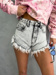 BY ME Szorty JEANS By Me – szare - Szorty jeansowe z postrzępionymi nogawkami, zapinane na guzik. Posiadają szlufki oraz kieszenie z przodu i z tyłu. Na tylnej kieszeni naszywka z logo.

Skład: 100 %  bawełna