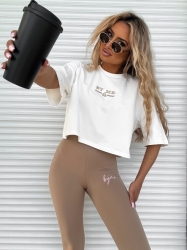 BY ME T-shirt pudełkowy BOSSY – ecru - T-shirt BOSSY z wysokiej jakości bawełny, charakteryzuje się haftem na środku. Krój lekko w literkę “A” oraz dłuższe rękawy.

Skład: 100% bawełna