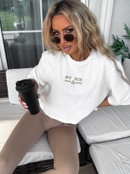 BY ME T-shirt pudełkowy BOSSY – ecru - T-shirt BOSSY z wysokiej jakości bawełny, charakteryzuje się haftem na środku. Krój lekko w literkę “A” oraz dłuższe rękawy.

Skład: 100% bawełna
