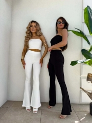 BY ME Komplet QUEEN – czarny - Stylowy komplet składający się z dwóch elementów – topu oraz spodni. Top w formie opaski, bez ramiączek, wykonany z elastycznego, dopasowującego się do ciała materiału, doskonale podkreśla górne partie sylwetki. Spodnie z wysokim stanem i gumką w pasie, pięknie wydłużają nogi i akcentują talię. Całość zapewnia komfort noszenia i efekt wysmuklenia sylwetki.

Skład: 50% poliester, 40% wiskoza, 10% elastan