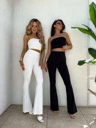 BY ME Komplet QUEEN – czarny - Stylowy komplet składający się z dwóch elementów – topu oraz spodni. Top w formie opaski, bez ramiączek, wykonany z elastycznego, dopasowującego się do ciała materiału, doskonale podkreśla górne partie sylwetki. Spodnie z wysokim stanem i gumką w pasie, pięknie wydłużają nogi i akcentują talię. Całość zapewnia komfort noszenia i efekt wysmuklenia sylwetki.

Skład: 50% poliester, 40% wiskoza, 10% elastan