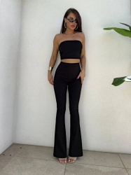 BY ME Komplet QUEEN – czarny - Stylowy komplet składający się z dwóch elementów – topu oraz spodni. Top w formie opaski, bez ramiączek, wykonany z elastycznego, dopasowującego się do ciała materiału, doskonale podkreśla górne partie sylwetki. Spodnie z wysokim stanem i gumką w pasie, pięknie wydłużają nogi i akcentują talię. Całość zapewnia komfort noszenia i efekt wysmuklenia sylwetki.

Skład: 50% poliester, 40% wiskoza, 10% elastan