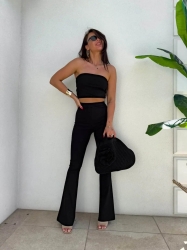 BY ME Komplet QUEEN – czarny - Stylowy komplet składający się z dwóch elementów – topu oraz spodni. Top w formie opaski, bez ramiączek, wykonany z elastycznego, dopasowującego się do ciała materiału, doskonale podkreśla górne partie sylwetki. Spodnie z wysokim stanem i gumką w pasie, pięknie wydłużają nogi i akcentują talię. Całość zapewnia komfort noszenia i efekt wysmuklenia sylwetki.

Skład: 50% poliester, 40% wiskoza, 10% elastan