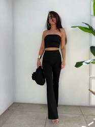 BY ME Komplet QUEEN – czarny - Stylowy komplet składający się z dwóch elementów – topu oraz spodni. Top w formie opaski, bez ramiączek, wykonany z elastycznego, dopasowującego się do ciała materiału, doskonale podkreśla górne partie sylwetki. Spodnie z wysokim stanem i gumką w pasie, pięknie wydłużają nogi i akcentują talię. Całość zapewnia komfort noszenia i efekt wysmuklenia sylwetki.

Skład: 50% poliester, 40% wiskoza, 10% elastan