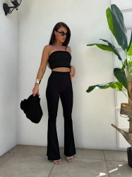 BY ME Komplet QUEEN – czarny - Stylowy komplet składający się z dwóch elementów – topu oraz spodni. Top w formie opaski, bez ramiączek, wykonany z elastycznego, dopasowującego się do ciała materiału, doskonale podkreśla górne partie sylwetki. Spodnie z wysokim stanem i gumką w pasie, pięknie wydłużają nogi i akcentują talię. Całość zapewnia komfort noszenia i efekt wysmuklenia sylwetki.

Skład: 50% poliester, 40% wiskoza, 10% elastan