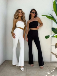 BY ME Komplet QUEEN – ecru - Stylowy komplet składający się z dwóch elementów – topu oraz spodni. Top w formie opaski, bez ramiączek, wykonany z elastycznego, dopasowującego się do ciała materiału, doskonale podkreśla górne partie sylwetki. Spodnie z wysokim stanem i gumką w pasie, pięknie wydłużają nogi i akcentują talię. Całość zapewnia komfort noszenia i efekt wysmuklenia sylwetki.

Skład: 50% poliester, 40% wiskoza, 10% elastan