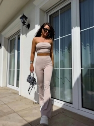 BY ME Komplet QUEEN – pudrowy beż - Stylowy komplet składający się z dwóch elementów – topu oraz spodni. Top w formie opaski, bez ramiączek, wykonany z elastycznego, dopasowującego się do ciała materiału, doskonale podkreśla górne partie sylwetki. Spodnie z wysokim stanem i gumką w pasie, pięknie wydłużają nogi i akcentują talię. Całość zapewnia komfort noszenia i efekt wysmuklenia sylwetki.

Skład: 50% poliester, 40% wiskoza, 10% elastan