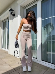 BY ME Komplet QUEEN – pudrowy beż - Stylowy komplet składający się z dwóch elementów – topu oraz spodni. Top w formie opaski, bez ramiączek, wykonany z elastycznego, dopasowującego się do ciała materiału, doskonale podkreśla górne partie sylwetki. Spodnie z wysokim stanem i gumką w pasie, pięknie wydłużają nogi i akcentują talię. Całość zapewnia komfort noszenia i efekt wysmuklenia sylwetki.

Skład: 50% poliester, 40% wiskoza, 10% elastan