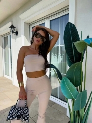 BY ME Komplet QUEEN – pudrowy beż - Stylowy komplet składający się z dwóch elementów – topu oraz spodni. Top w formie opaski, bez ramiączek, wykonany z elastycznego, dopasowującego się do ciała materiału, doskonale podkreśla górne partie sylwetki. Spodnie z wysokim stanem i gumką w pasie, pięknie wydłużają nogi i akcentują talię. Całość zapewnia komfort noszenia i efekt wysmuklenia sylwetki.

Skład: 50% poliester, 40% wiskoza, 10% elastan