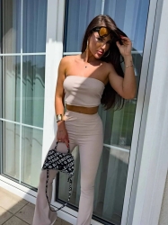 BY ME Komplet QUEEN – pudrowy beż - Stylowy komplet składający się z dwóch elementów – topu oraz spodni. Top w formie opaski, bez ramiączek, wykonany z elastycznego, dopasowującego się do ciała materiału, doskonale podkreśla górne partie sylwetki. Spodnie z wysokim stanem i gumką w pasie, pięknie wydłużają nogi i akcentują talię. Całość zapewnia komfort noszenia i efekt wysmuklenia sylwetki.

Skład: 50% poliester, 40% wiskoza, 10% elastan