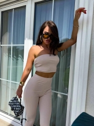 BY ME Komplet QUEEN – pudrowy beż - Stylowy komplet składający się z dwóch elementów – topu oraz spodni. Top w formie opaski, bez ramiączek, wykonany z elastycznego, dopasowującego się do ciała materiału, doskonale podkreśla górne partie sylwetki. Spodnie z wysokim stanem i gumką w pasie, pięknie wydłużają nogi i akcentują talię. Całość zapewnia komfort noszenia i efekt wysmuklenia sylwetki.

Skład: 50% poliester, 40% wiskoza, 10% elastan