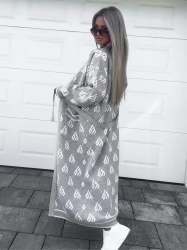 BY ME Kardigan płaszcz ANDREA – szary - Stylowy, długi kardigan-płaszcz sięgający niemal do kostek, idealny na chłodniejsze dni. Klasyczny, lekko luźny krój zapewnia wygodę, a przewiązywany w talii pasek pięknie podkreśla sylwetkę. Długie rękawy dodają elegancji i funkcjonalności. Całość zdobi regularnie rozmieszczone logowanie na całej powierzchni materiału.

Skład: 100% bawełna