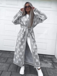 BY ME Kardigan płaszcz ANDREA – szary - Stylowy, długi kardigan-płaszcz sięgający niemal do kostek, idealny na chłodniejsze dni. Klasyczny, lekko luźny krój zapewnia wygodę, a przewiązywany w talii pasek pięknie podkreśla sylwetkę. Długie rękawy dodają elegancji i funkcjonalności. Całość zdobi regularnie rozmieszczone logowanie na całej powierzchni materiału.

Skład: 100% bawełna