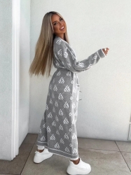 BY ME Kardigan płaszcz ANDREA – szary - Stylowy, długi kardigan-płaszcz sięgający niemal do kostek, idealny na chłodniejsze dni. Klasyczny, lekko luźny krój zapewnia wygodę, a przewiązywany w talii pasek pięknie podkreśla sylwetkę. Długie rękawy dodają elegancji i funkcjonalności. Całość zdobi regularnie rozmieszczone logowanie na całej powierzchni materiału.

Skład: 100% bawełna