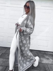 BY ME Kardigan płaszcz ANDREA – szary - Stylowy, długi kardigan-płaszcz sięgający niemal do kostek, idealny na chłodniejsze dni. Klasyczny, lekko luźny krój zapewnia wygodę, a przewiązywany w talii pasek pięknie podkreśla sylwetkę. Długie rękawy dodają elegancji i funkcjonalności. Całość zdobi regularnie rozmieszczone logowanie na całej powierzchni materiału.

Skład: 100% bawełna