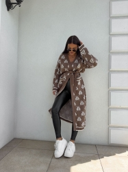 BY ME Kardigan płaszcz ANDREA – mokka - Stylowy, długi kardigan-płaszcz sięgający niemal do kostek, idealny na chłodniejsze dni. Klasyczny, lekko luźny krój zapewnia wygodę, a przewiązywany w talii pasek pięknie podkreśla sylwetkę. Długie rękawy dodają elegancji i funkcjonalności. Całość zdobi regularnie rozmieszczone logowanie na całej powierzchni materiału.

Skład: 100% bawełna