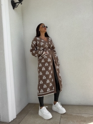 BY ME Kardigan płaszcz ANDREA – mokka - Stylowy, długi kardigan-płaszcz sięgający niemal do kostek, idealny na chłodniejsze dni. Klasyczny, lekko luźny krój zapewnia wygodę, a przewiązywany w talii pasek pięknie podkreśla sylwetkę. Długie rękawy dodają elegancji i funkcjonalności. Całość zdobi regularnie rozmieszczone logowanie na całej powierzchni materiału.

Skład: 100% bawełna