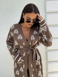 BY ME Kardigan płaszcz ANDREA – mokka - Stylowy, długi kardigan-płaszcz sięgający niemal do kostek, idealny na chłodniejsze dni. Klasyczny, lekko luźny krój zapewnia wygodę, a przewiązywany w talii pasek pięknie podkreśla sylwetkę. Długie rękawy dodają elegancji i funkcjonalności. Całość zdobi regularnie rozmieszczone logowanie na całej powierzchni materiału.

Skład: 100% bawełna