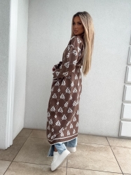 BY ME Kardigan płaszcz ANDREA – mokka - Stylowy, długi kardigan-płaszcz sięgający niemal do kostek, idealny na chłodniejsze dni. Klasyczny, lekko luźny krój zapewnia wygodę, a przewiązywany w talii pasek pięknie podkreśla sylwetkę. Długie rękawy dodają elegancji i funkcjonalności. Całość zdobi regularnie rozmieszczone logowanie na całej powierzchni materiału.

Skład: 100% bawełna