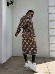 BY ME Kardigan płaszcz ANDREA – mokka - Stylowy, długi kardigan-płaszcz sięgający niemal do kostek, idealny na chłodniejsze dni. Klasyczny, lekko luźny krój zapewnia wygodę, a przewiązywany w talii pasek pięknie podkreśla sylwetkę. Długie rękawy dodają elegancji i funkcjonalności. Całość zdobi regularnie rozmieszczone logowanie na całej powierzchni materiału.

Skład: 100% bawełna