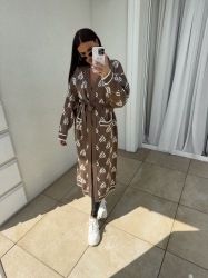 BY ME Kardigan płaszcz ANDREA – mokka - Stylowy, długi kardigan-płaszcz sięgający niemal do kostek, idealny na chłodniejsze dni. Klasyczny, lekko luźny krój zapewnia wygodę, a przewiązywany w talii pasek pięknie podkreśla sylwetkę. Długie rękawy dodają elegancji i funkcjonalności. Całość zdobi regularnie rozmieszczone logowanie na całej powierzchni materiału.

Skład: 100% bawełna