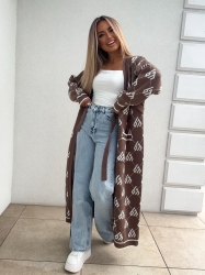 BY ME Kardigan płaszcz ANDREA – mokka - Stylowy, długi kardigan-płaszcz sięgający niemal do kostek, idealny na chłodniejsze dni. Klasyczny, lekko luźny krój zapewnia wygodę, a przewiązywany w talii pasek pięknie podkreśla sylwetkę. Długie rękawy dodają elegancji i funkcjonalności. Całość zdobi regularnie rozmieszczone logowanie na całej powierzchni materiału.

Skład: 100% bawełna