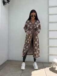 BY ME Kardigan płaszcz ANDREA – mokka - Stylowy, długi kardigan-płaszcz sięgający niemal do kostek, idealny na chłodniejsze dni. Klasyczny, lekko luźny krój zapewnia wygodę, a przewiązywany w talii pasek pięknie podkreśla sylwetkę. Długie rękawy dodają elegancji i funkcjonalności. Całość zdobi regularnie rozmieszczone logowanie na całej powierzchni materiału.

Skład: 100% bawełna