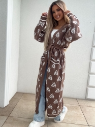 BY ME Kardigan płaszcz ANDREA – mokka - Stylowy, długi kardigan-płaszcz sięgający niemal do kostek, idealny na chłodniejsze dni. Klasyczny, lekko luźny krój zapewnia wygodę, a przewiązywany w talii pasek pięknie podkreśla sylwetkę. Długie rękawy dodają elegancji i funkcjonalności. Całość zdobi regularnie rozmieszczone logowanie na całej powierzchni materiału.

Skład: 100% bawełna