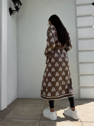 BY ME Kardigan płaszcz ANDREA – mokka - Stylowy, długi kardigan-płaszcz sięgający niemal do kostek, idealny na chłodniejsze dni. Klasyczny, lekko luźny krój zapewnia wygodę, a przewiązywany w talii pasek pięknie podkreśla sylwetkę. Długie rękawy dodają elegancji i funkcjonalności. Całość zdobi regularnie rozmieszczone logowanie na całej powierzchni materiału.

Skład: 100% bawełna