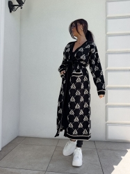 BY ME Kardigan płaszcz ANDREA – czarny - Stylowy, długi kardigan-płaszcz sięgający niemal do kostek, idealny na chłodniejsze dni. Klasyczny, lekko luźny krój zapewnia wygodę, a przewiązywany w talii pasek pięknie podkreśla sylwetkę. Długie rękawy dodają elegancji i funkcjonalności. Całość zdobi regularnie rozmieszczone logowanie na całej powierzchni materiału.

Skład: 100% bawełna